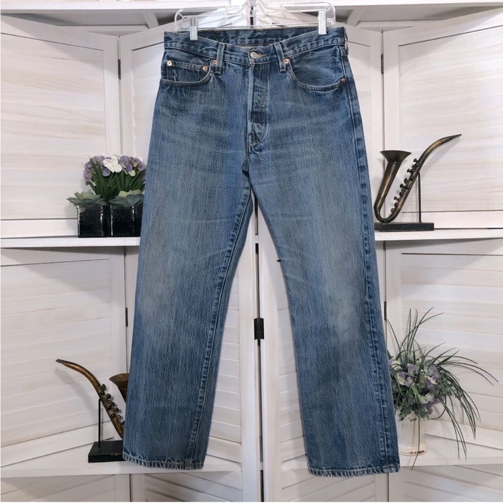 Vintage Levi’s 501 original fit straight legs light wash blue denim jeans sz 32